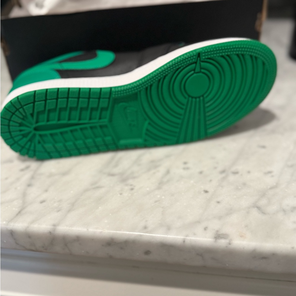 NWT Nike Jordan 1 Low Lucky Green (GS) - Picture 2 of 8